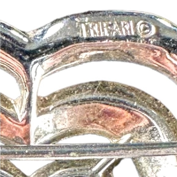 Vtg Signed Crown Trifari Silver Tone Metal Layered Triple Hearts Brooch Pin 2” - Picture 2 of 11